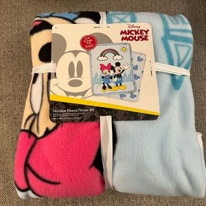 BRAND NEW Disney Mickey & Minnie No Sew Fleece Throw Kit 48" X 60"
